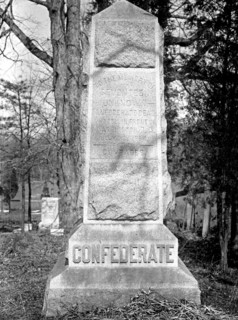 Confederate monument in Woodbridge ca. between 1909 and 1919