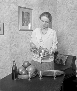 Unidentified woman juicing grapefruit ca. between 1909 and 1932