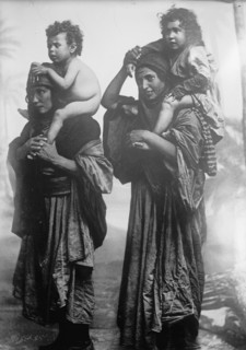 Bedouin woman & children in Syria ca. between 1909 and 1919