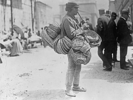 Austria-Slovak peddlers in Trieste ca. between 1909 and 1940