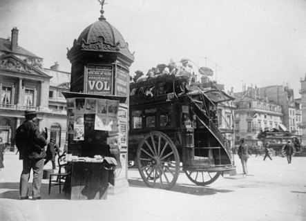 Typical Parisian street corner with kiosk (Paris) ca. between 1909 and 1919