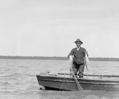 Shad fishing on the Potomac ca. between 1909 and 1932