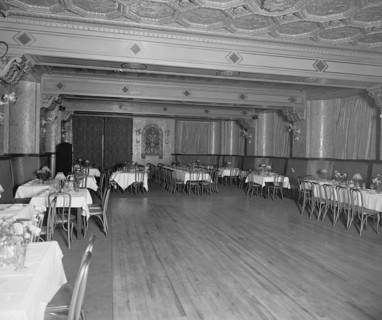Carlton Hotel, night club, empty tables ca.  between 1918 and 1928