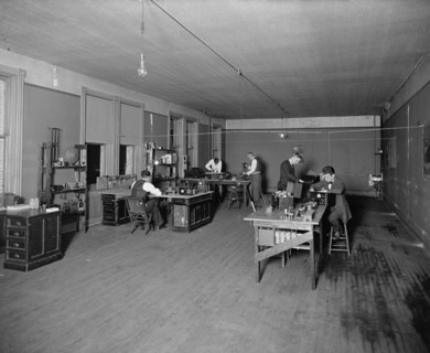 Students working at the Loomis Radio School ca.  between 1918 and 1928