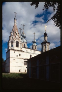 Archangel Michael Monastery, Archangel Cathedral (1653-56), cupolas (late 18th century), west view, with Church of Pentacost (or St. Kiprian) (1710), in foreground, Velikii Ustiug, Russia 1996.