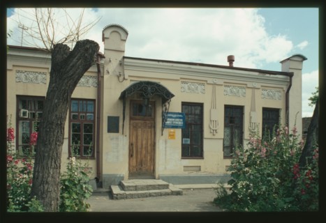 Dantsiger Mansion (Pushkin Street #1), (around 1910), side facade, Cheliabinsk, Russia; 2003