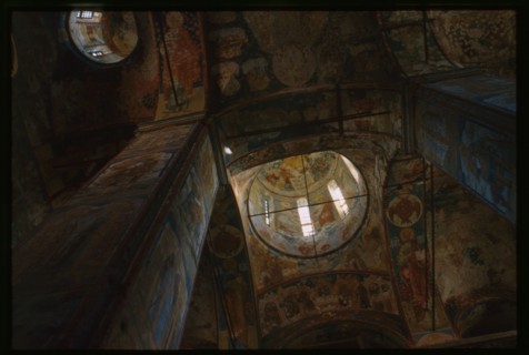 Church of Saint Nicholas Mokryi (1665-72), interior, ceiling vaults and west piers, with frescoes (1672), Yaroslavl', Russia; 1997