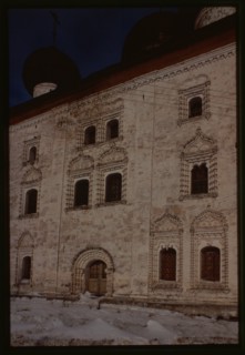 Church of the Annuciation (1692), south facade, with limestone decorative carving, Kargopol', Russia 1998.