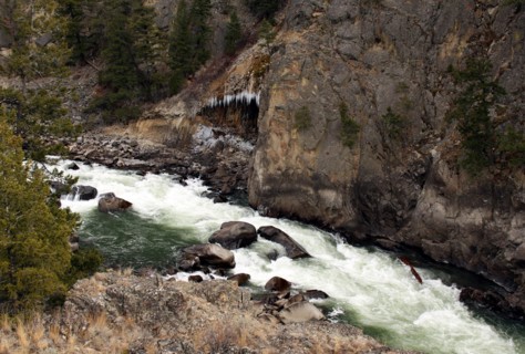 Cave along Yellowstone River in Black Canyon in Yellowstone National Park; Date: 15 November 2008