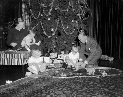 Cabinet youngsters enjoy Christmas. Washington