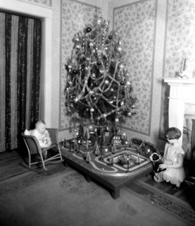 Chidlren in front of Christmas tree
