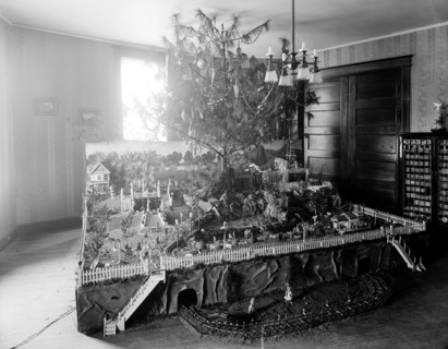 Early 1900s Christmas tree (ca. 1905