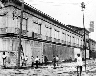 Fumigating an entire block for the plaugue in Guayaquil