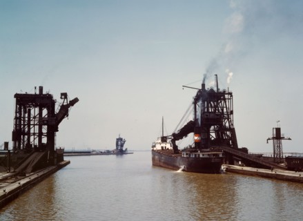Loading a freighter with coal
