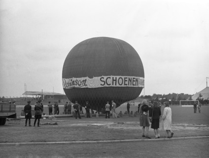 September 28, 1947 - Hot Air Balloon preparing for ascent at East and West (oost en west)