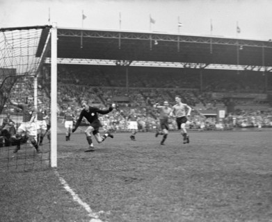 Historical Soccer- Netherlands vs. Switzerland 6-2 final score - Wilkes makes a goal for a 2-1 lead (September 21, 1947)