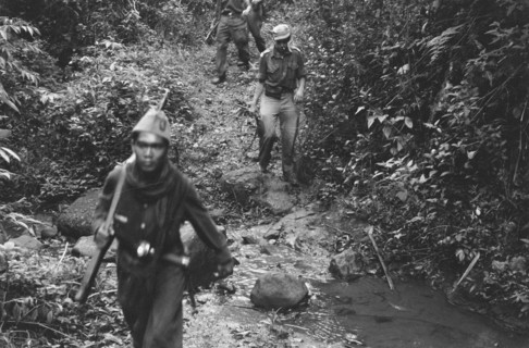 in Soebang a number of Indonesians volunteered to join the Ned. troops and are now being trained. Patrolling is also part of their education; Date November 12, 1947; Location Indonesia, Dutch East Ind...