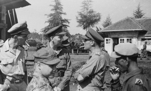 General Doorman with cigarette in conversation with officers; Date September 1946; Location Indonesia, Dutch East Indies