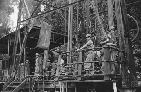 Sanga-Sanga. In the jungle of East Borneo, oil drilling is carried out under surveillance of the 1st company of 3-11 RI. ; Date April 9, 1948