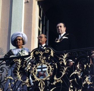 Queen Juliana and Prince Bernhard on the landing of the Bonn city hall; right Oberbürgermeister Peter Kraemer Date October 26, 1971; Location Germany, West Germany