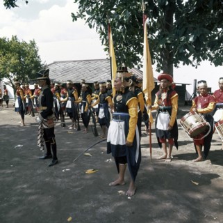 Men in traditional costume in Yogyakarta; Date August 31, 1971 Location Indonesia, Yogyakarta