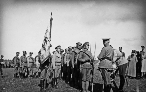 Russian soldiers with a banner are set up for their commander Date 1916 - Location: Russia (until 1917)