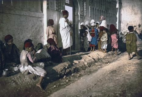 Beggars in front of mosque 'Sidi Abderrhaman', Algiers, Algeria ca. 1899
