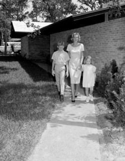 (1962) Mrs. Wally schirra and her two children leave the Farnsworth-Chambers Building after a brief visit in 1962.
