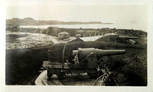 A soldier in front of a cannon in Kustaanmiekka.