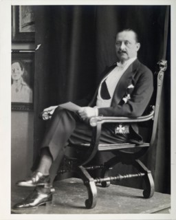 Photographic study of a seated Carl Gustaf Mannerheim, used as reference for a portrait painting