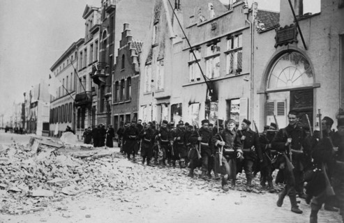 Belgian soldiers re-enter Termonde ca. 1914-1915
