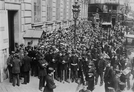 Paris -- crowd before Bank of France ca. 1910-1915