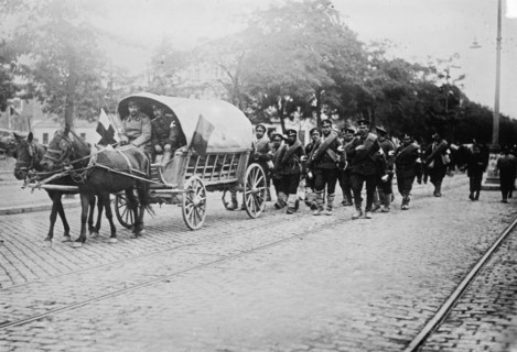 Bulgarian ambulance and troops going to the front (First Balkan War) ca. 1912-1913