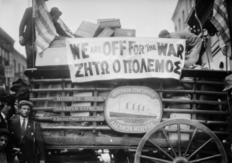 Greek immigrants leaving New York City to return to their country and fight in the first Balkan War, which began in October 1912
