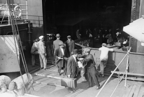 Greek immigrants left New York City on the ship Madonna to return to their country and fight in the first Balkan War, which began in October 1912