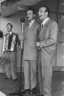 July 1947 - The Wama's with accordionist Jos Carpay; Indonesia