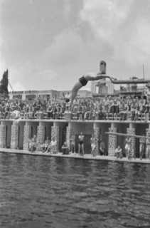 On the occasion of the anniversary of the 5th Veldcomp. Genie were held in the swimming pool in Kopeng on 22 October for swimming and jump jumping competitions. Date October 22, 1946; Location Indones...