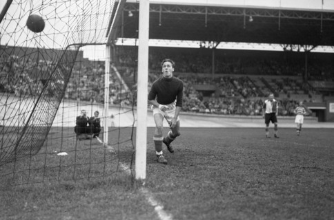 September 27, 1947 Soccer Match - Blauw Wit vs. Feijenoord 1-5 / Feijenoord goalkeeper lets the ball through