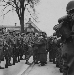 Queen Wilhelmina during a meeting with soldiers in Tilburg - March 18, 1945