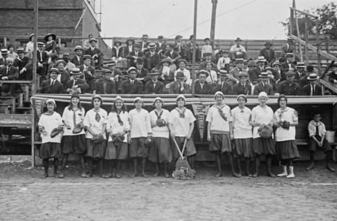 Female New York Giants baseball team ca. 1913