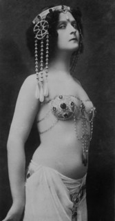 Belly dance performer Fritzi Schaffer as Salome ca. 1910