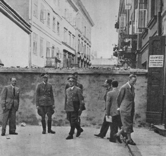 German offcials next to the Warsaw Ghetto wall ca. 1941