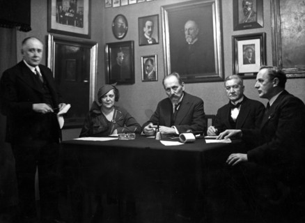 General meeting of members of the Society, presidium: Ferdynand Ossendowski (standing), Maria Szpyrkówna, Jan Lorentowicz (third from the right), S. Falat, A. Dzieciolowski. Society of Polish Writers ...