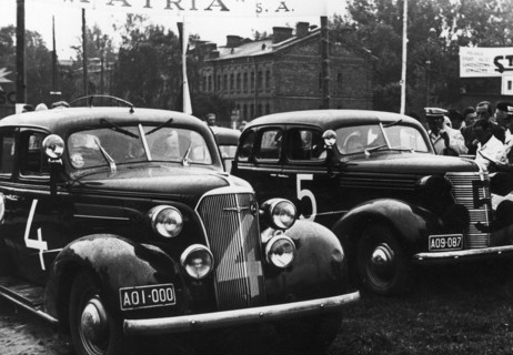 Witold Rychter (4) and Aleksander Mazurek (5) in Chevrolet cars during the start to Rally Poland 1938