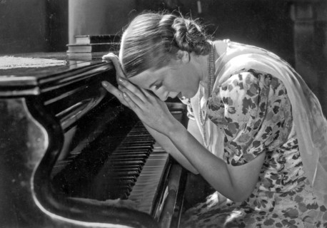 Elzbieta Barszczewska and Stefcia Rudecka during the piano scene from the film Tredowata (1936)