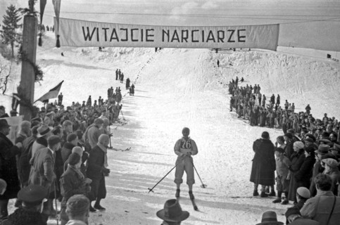 International Skiing Competition for the Polish Championship in Zakopane. The winner of the 18 km race Bronislaw Czech at the finish ca. 1933