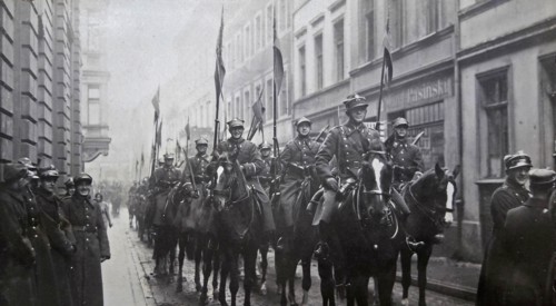 School squadron of Officers' School for NCOs on the street in Bydgoszcz. At the head, lieutenant Stanislaw Bazylczuk, instructor; 1934