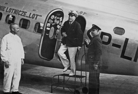 Flight PLL LOT director Waclaw Makowski on the Lockheed L-14 Super Electra aircraft on the route Los Angeles-Central America-South America-Atlantic-Africa-Rome. PLL LOT Director pilot Waclaw Makowski ...