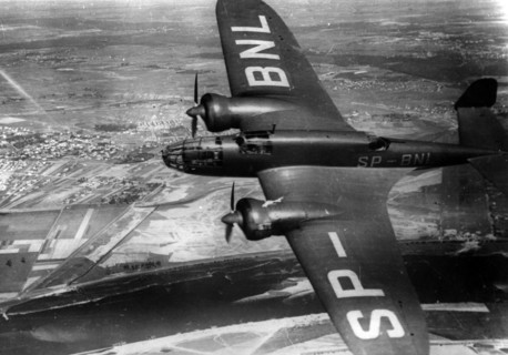 Samolot PZL-37A bis Los z cywilnymi znakami rozpoznawczymi SP-BNL podczas lotu nad Warszawa. Widoczna Wisla i zabudowa Goclawia ca. 1939
