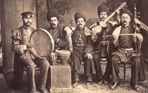 The ensemble of the famous tarista Mirza Sadykh (Sadykhdzhan) (from right to left): Kamyanchist Baghdagul Ata oglu, Sadykhdzhan, Hanande Bulbuljan, nagarist Huseynbala, performer on the vas Vaso Kikia...